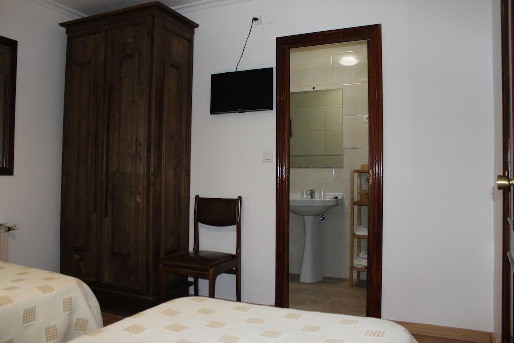 Hostal Monte Rio Hotel Trescares Ruang foto