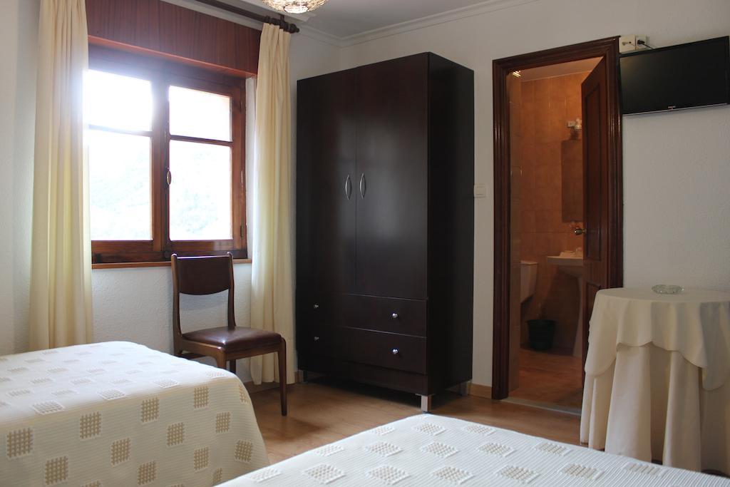 Hostal Monte Rio Hotel Trescares Ruang foto