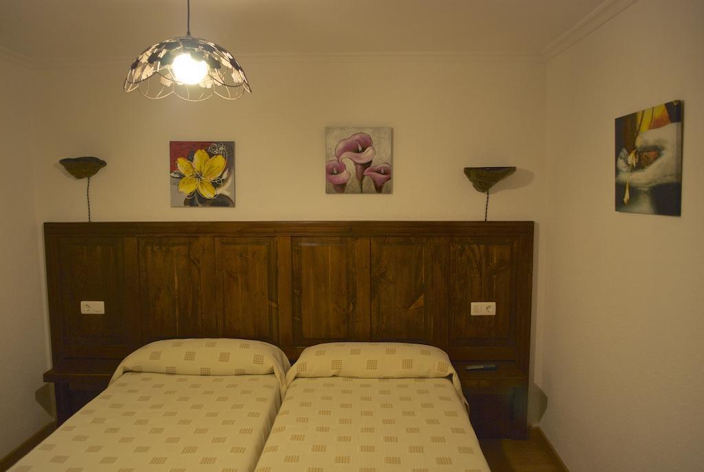 Hostal Monte Rio Hotel Trescares Ruang foto
