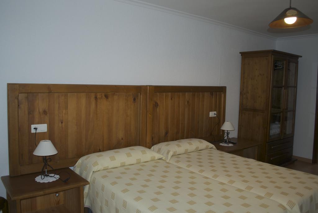 Hostal Monte Rio Hotel Trescares Ruang foto